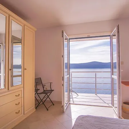 3 Bedroom House With Private Sea Access 別荘 スラノ
