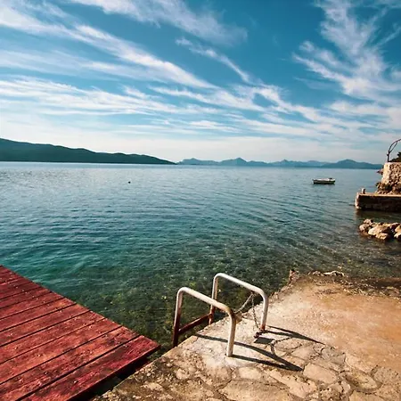 3 Bedroom House With Private Sea Access