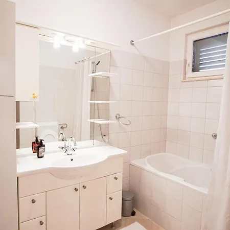 3 Bedroom House With Private Sea Access *